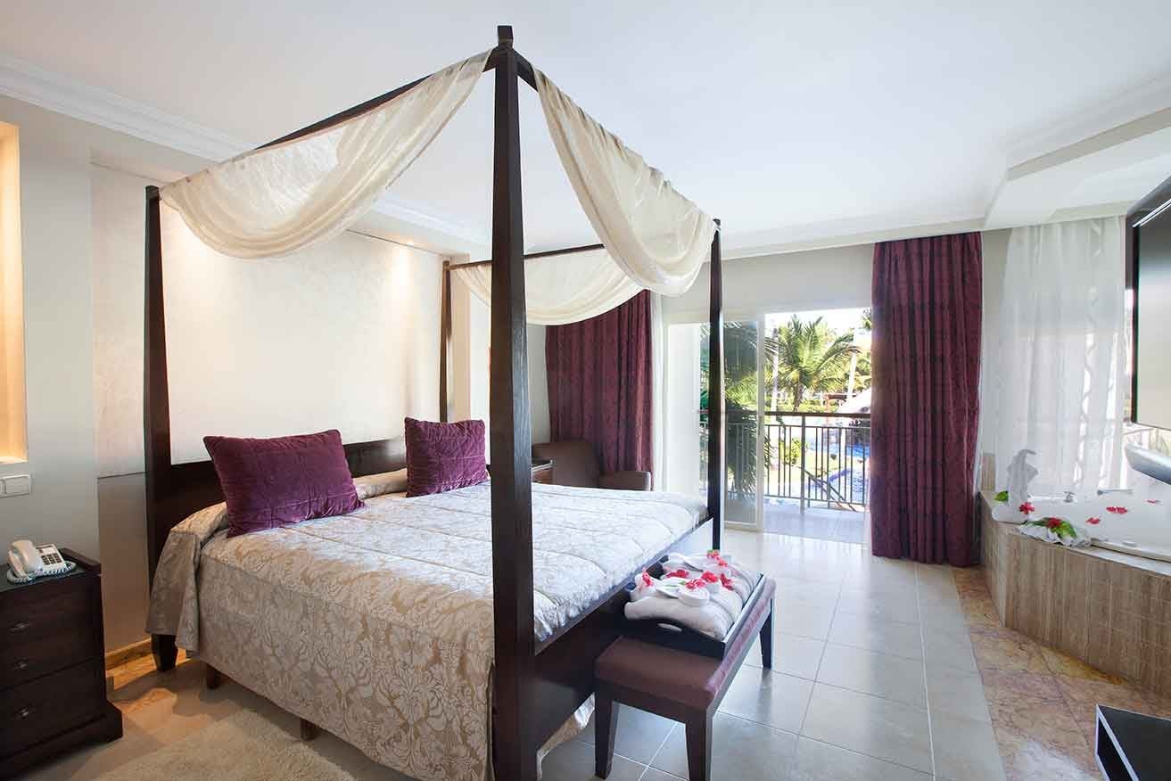 rooms-colonial-junior-suite-outdoor-jacuzzi