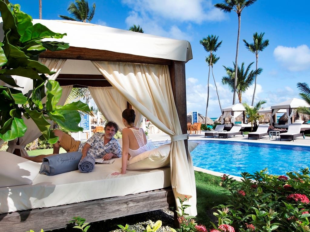 rooms-elegance-club-swim-up-suite-outdoor-jacuzzi