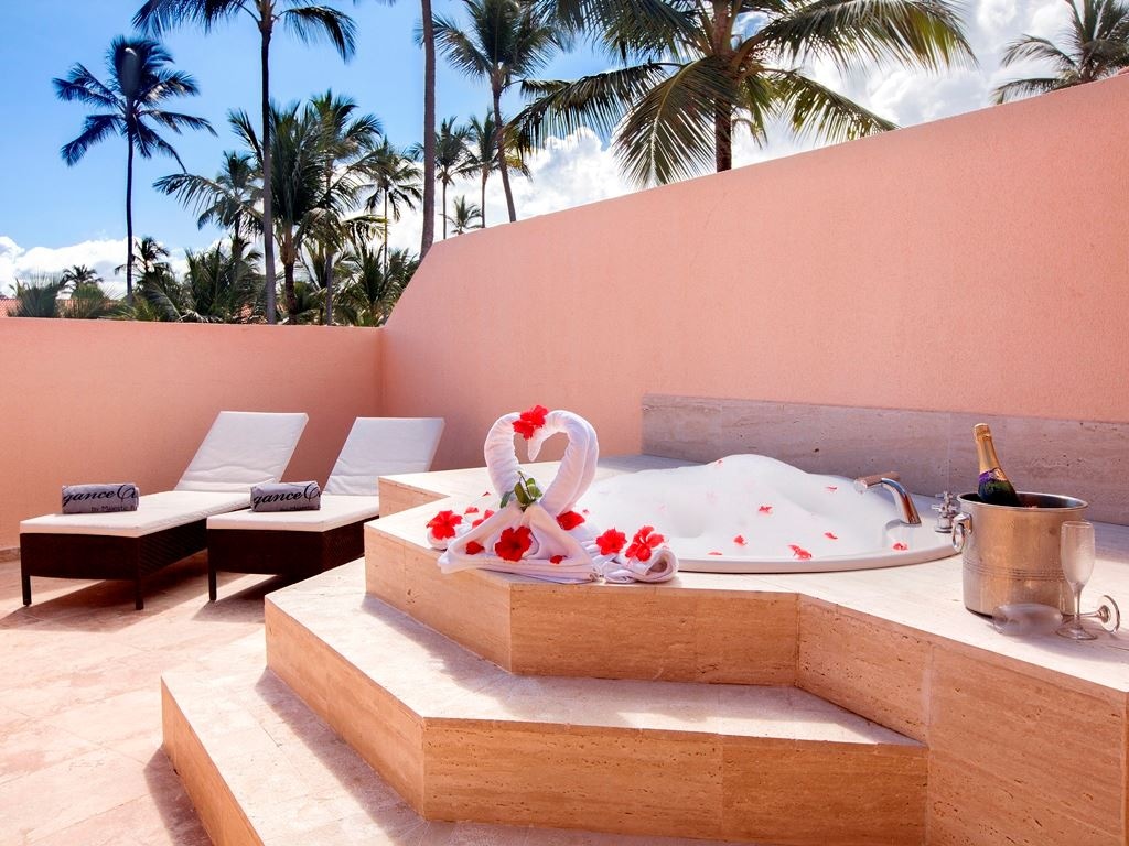 rooms-elegance-club-ocean-view-suite-outdoor-jacuzzi