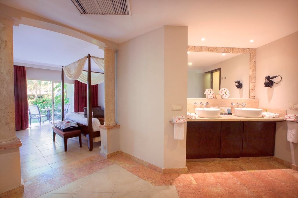 rooms-elegance-club-one-bedroom-suite-with-jacuzzi