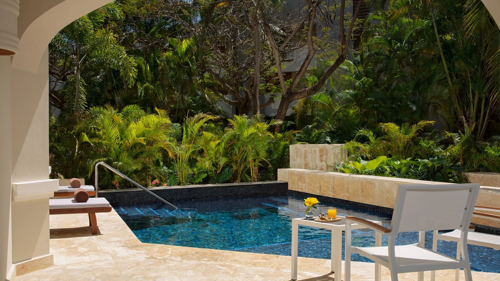 rooms-junior-suite-swim-up