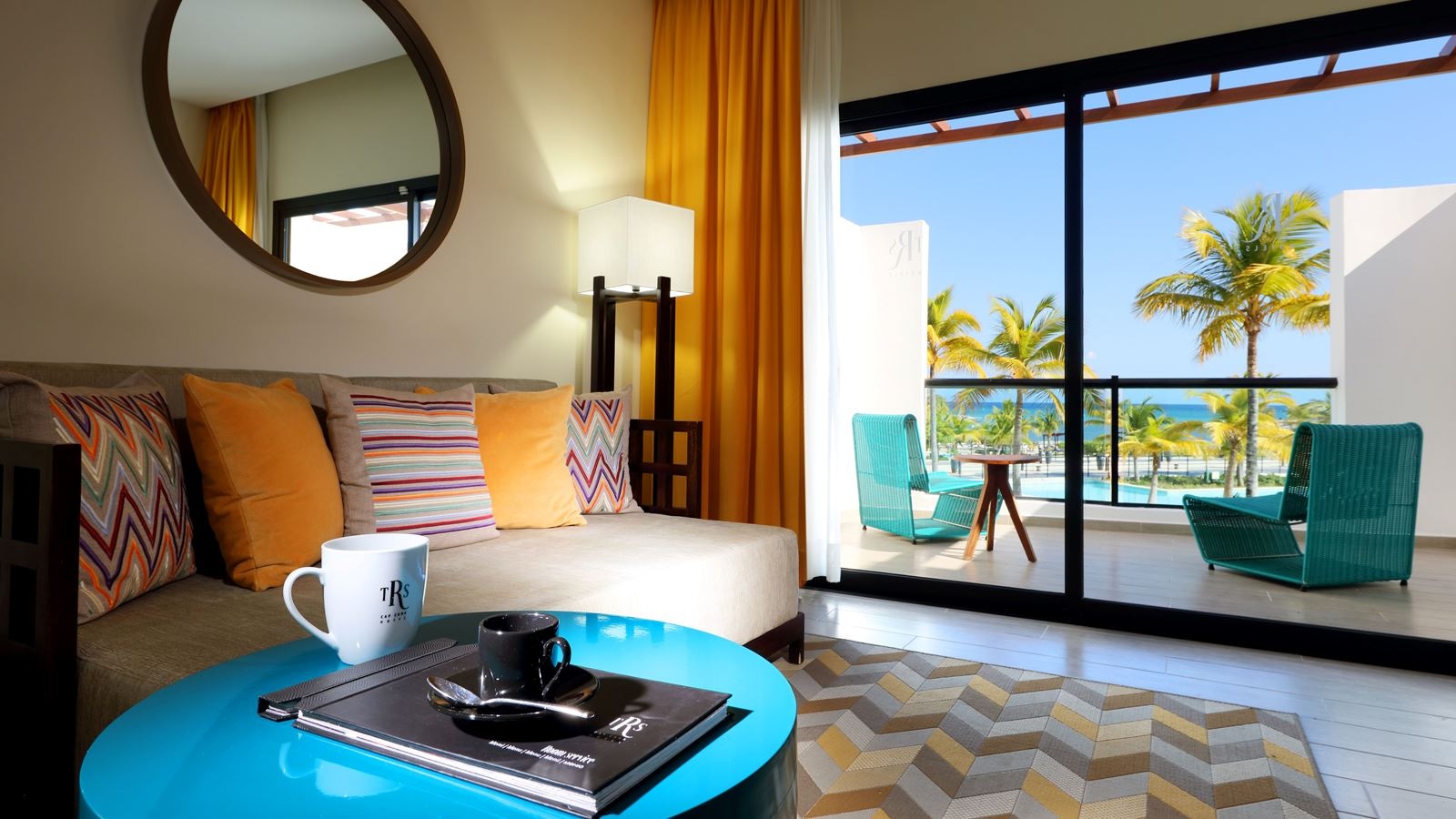 rooms-junior-suite-poolside-ocean-view