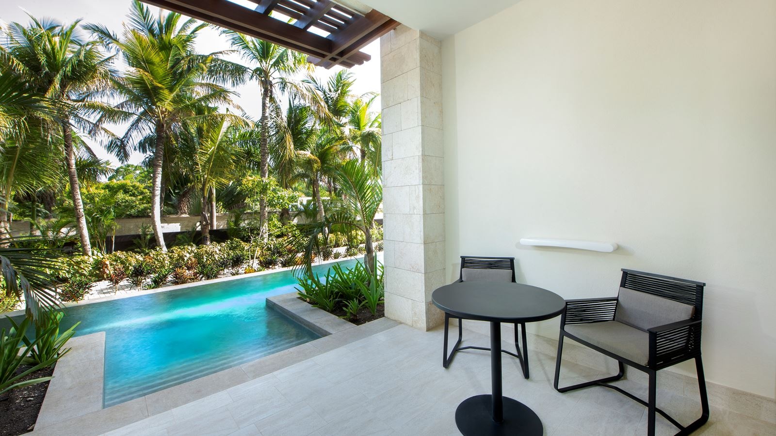 rooms-unique-queen--swim-up-junior-suite