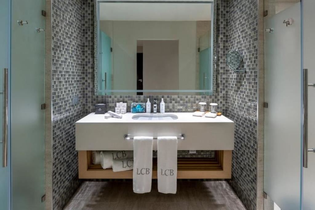 rooms-unique-queen--tropical-junior-suite