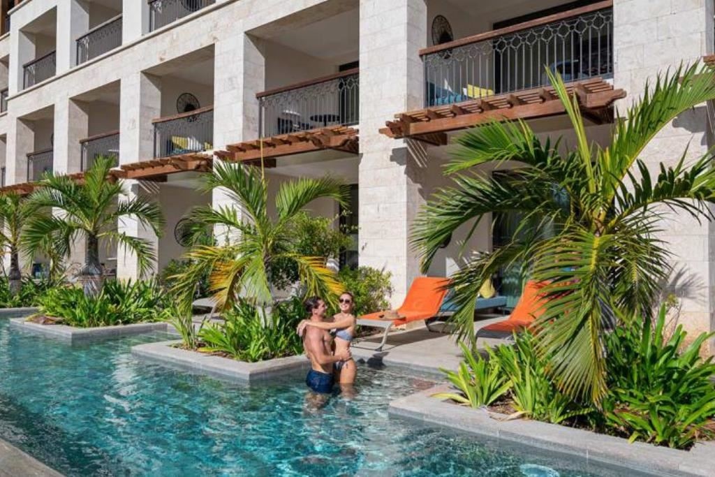 rooms-unique-king--swim-up-junior-suite