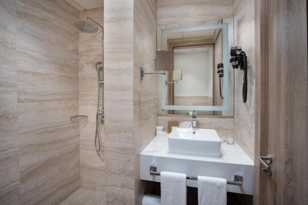 rooms-luxury-master-suite