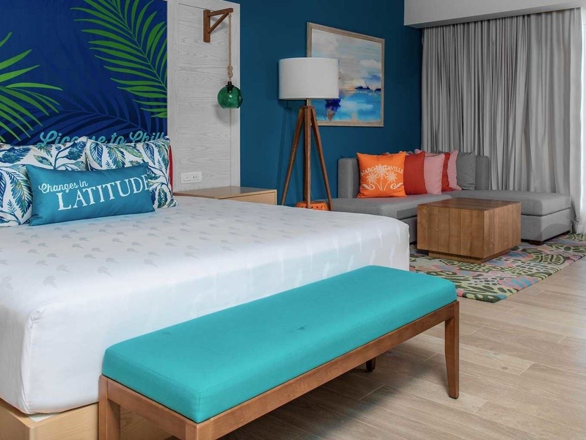 rooms-beachfront-honeymoon-swim-up-suite