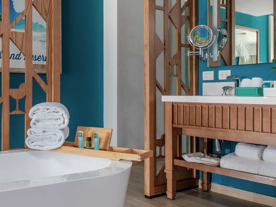 rooms-beachfront-honeymoon-swim-up-suite