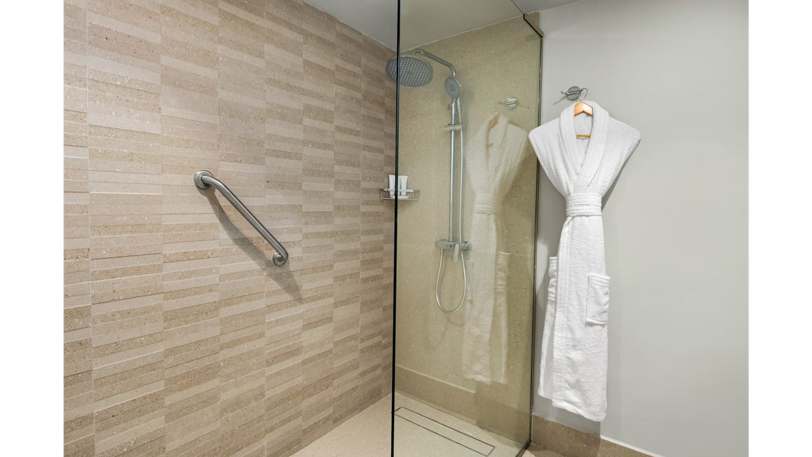 rooms-club-junior-suite-1-king-bed-tropical-view