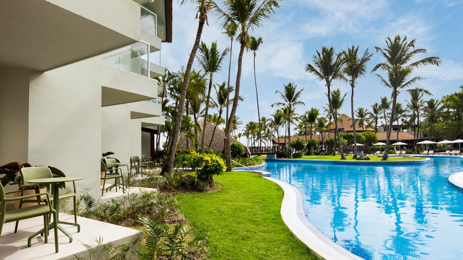 rooms-standard-pool-walk-out-1-king-bed-tropical-view