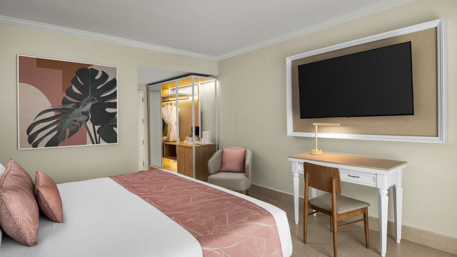 rooms-standard-pool-walk-out-1-king-bed-tropical-view