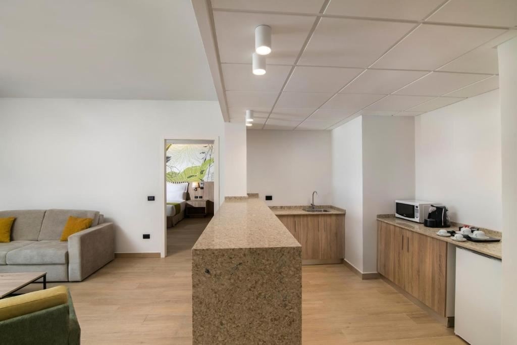 rooms-master-suite-with-elite-service