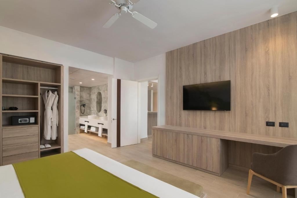 rooms-master-suite-with-elite-service