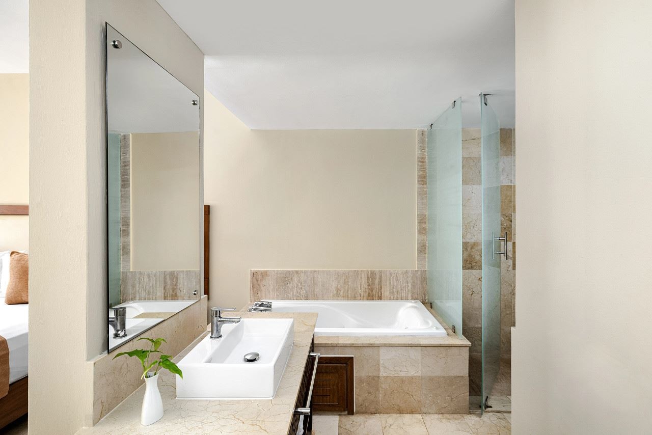 rooms-sun-club-junior-suite-ocean-front--adults-only-18+