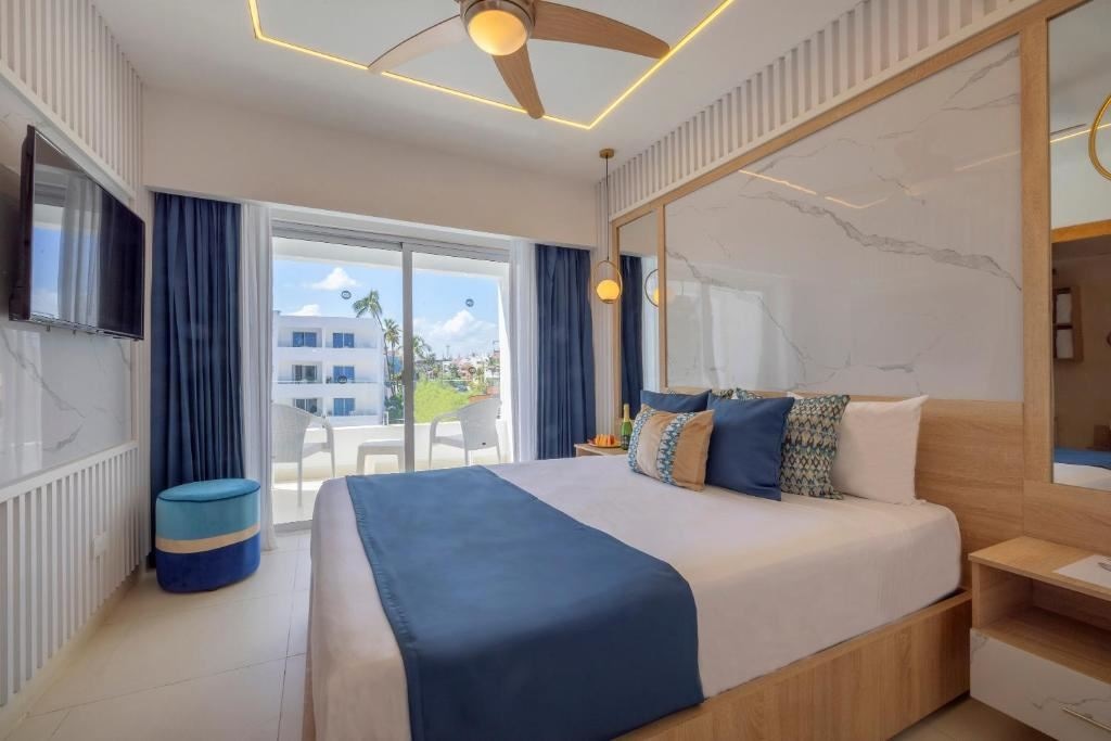 rooms-double-pool-view