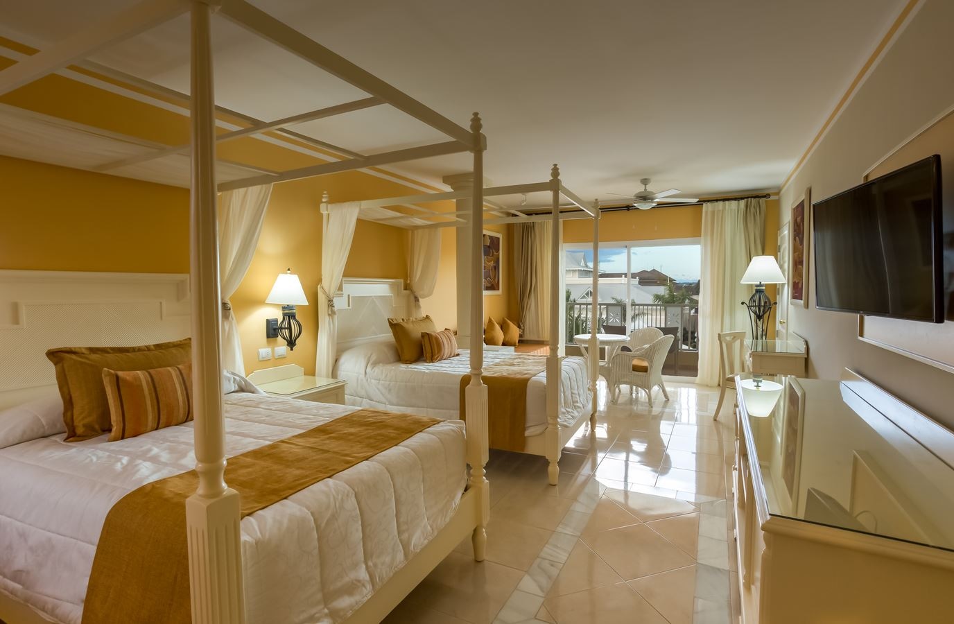 rooms-junior-suite-deluxe-pool-side