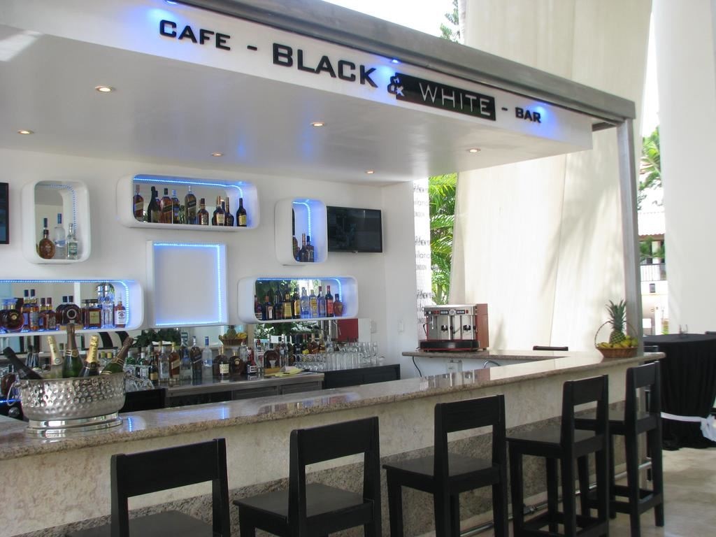 bars-black-and-white