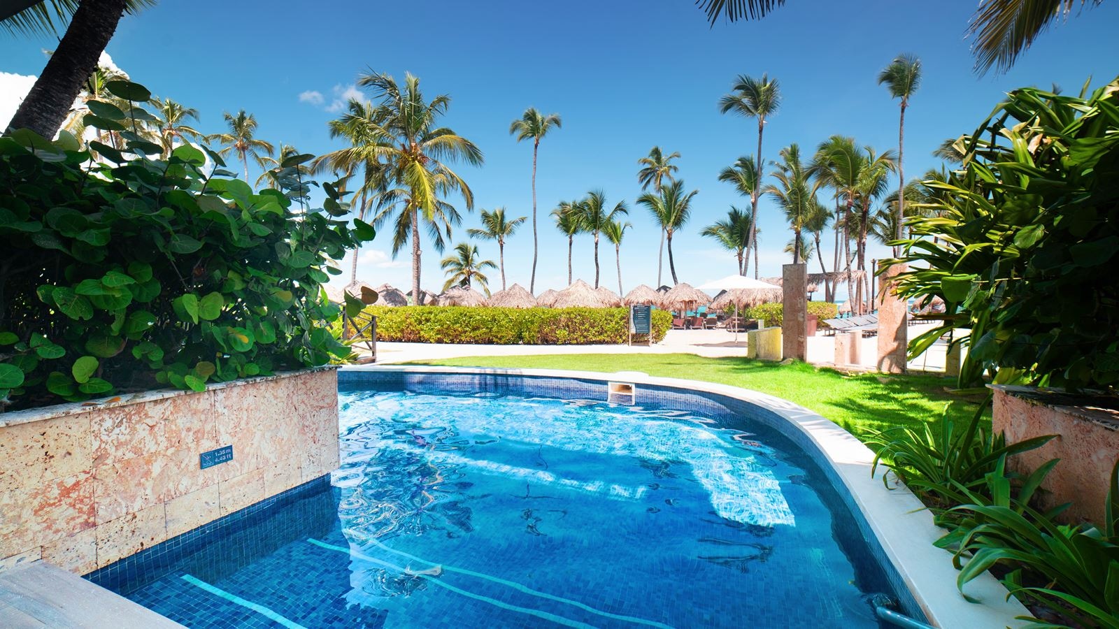 rooms-luxury-swim-out-room-diamond-club