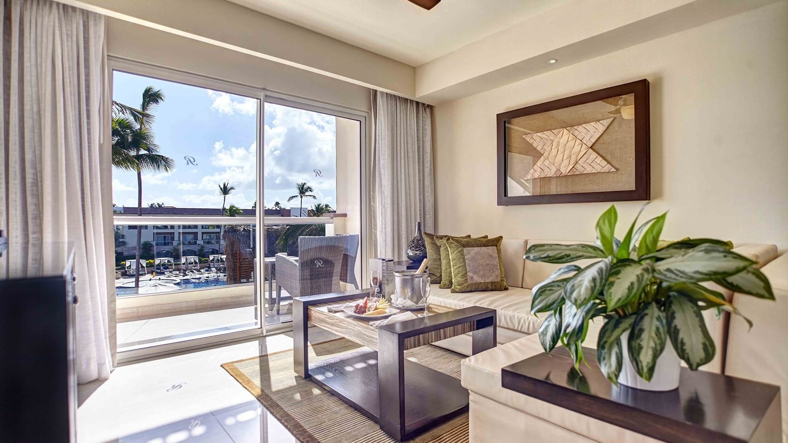 rooms-luxury-presidental-jacuzzi-two-bedroom--suite-diamond-club