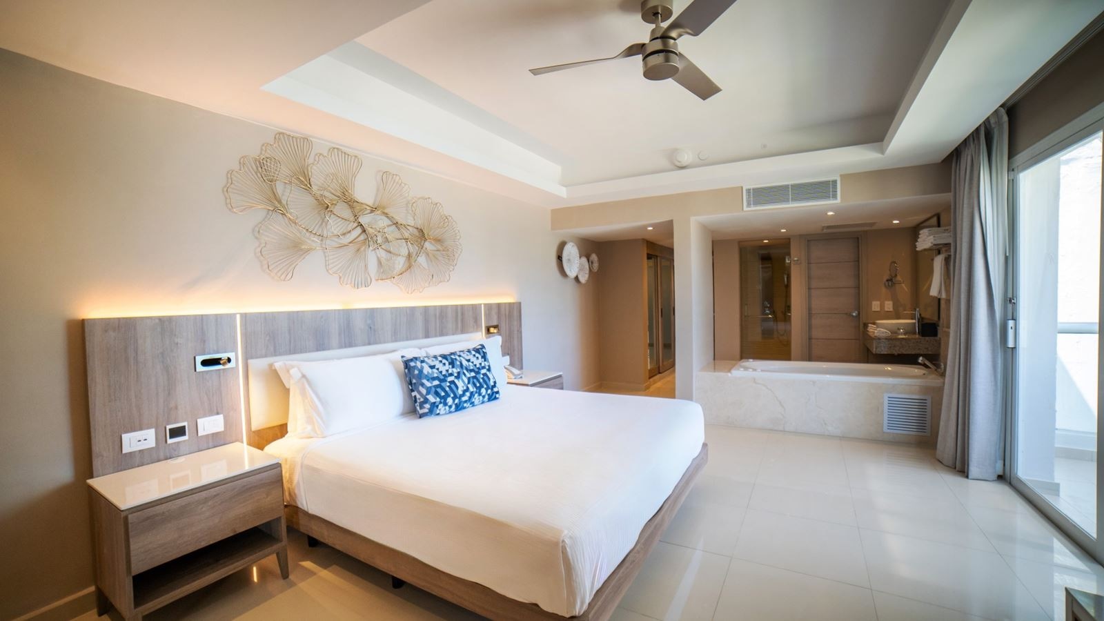 rooms-chairmans-two-bedroom-ocean-front-suite-diamond-club