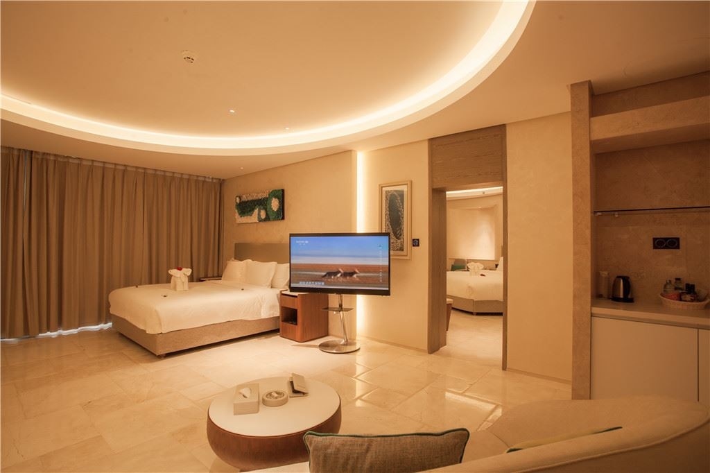 rooms-panorama-ocean-view-suite-two-king-beds-room