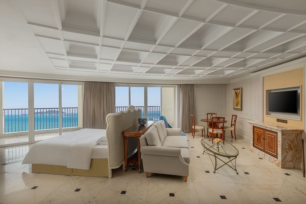 rooms-crowne-plaza-family-big-suite-for-4-pax