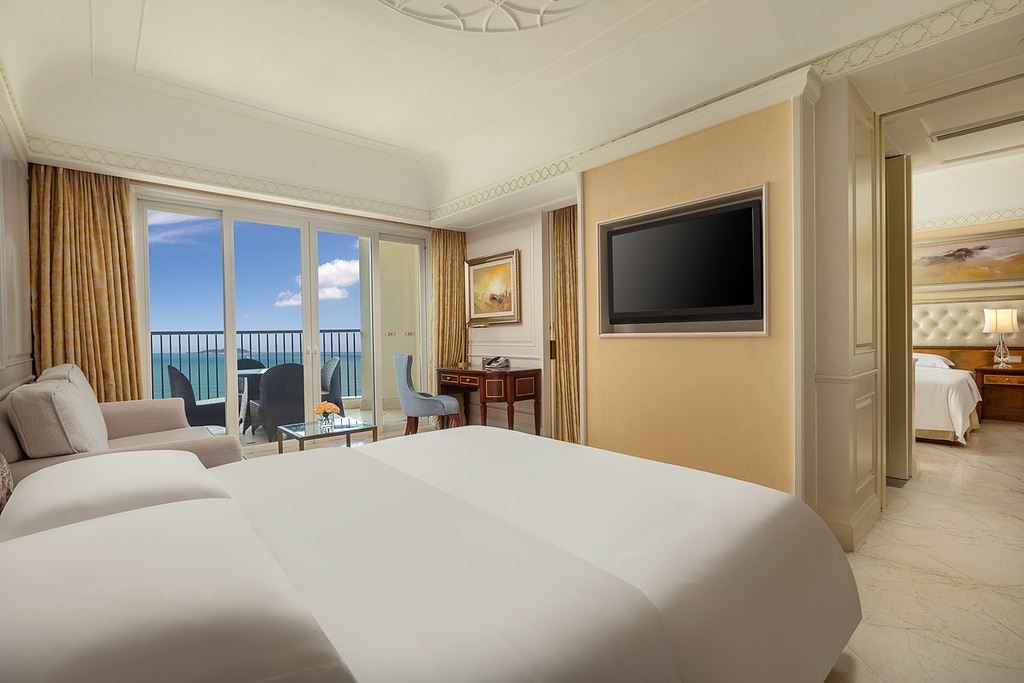 rooms-crowne-plaza-family-small-suite-for-4-pax