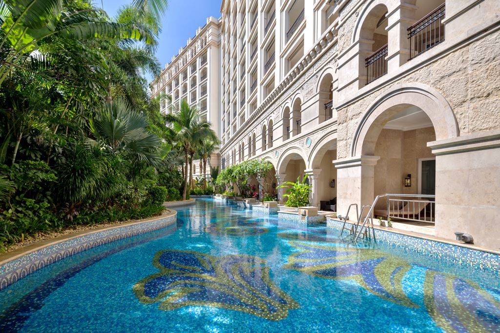 rooms-crowne-plaza-standart-pool-room