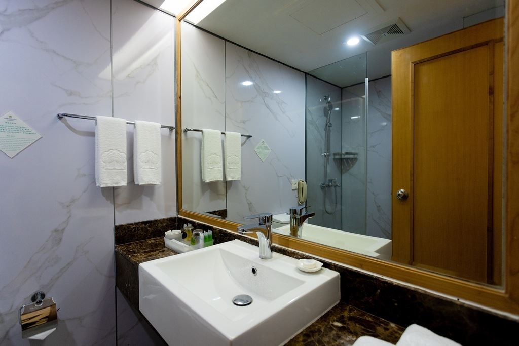 rooms-elegant-garden-view-twin--queen-bed