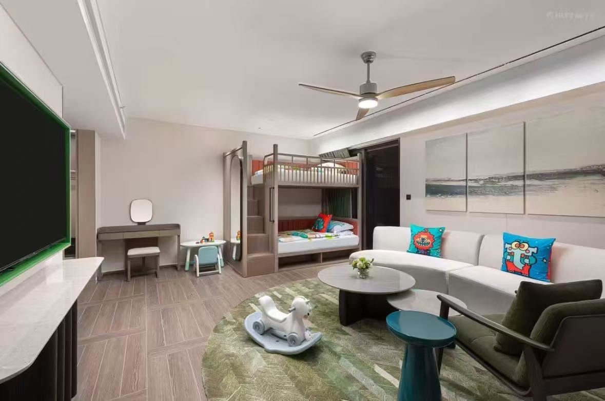 rooms-one-bedroom-suite-kids-theme-1-king+-1-bunk-bed