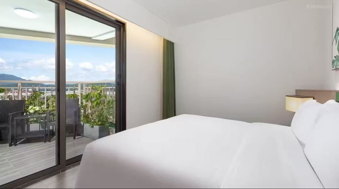 rooms-one-bedroom-suite-kids-theme-1-king+-1-bunk-bed