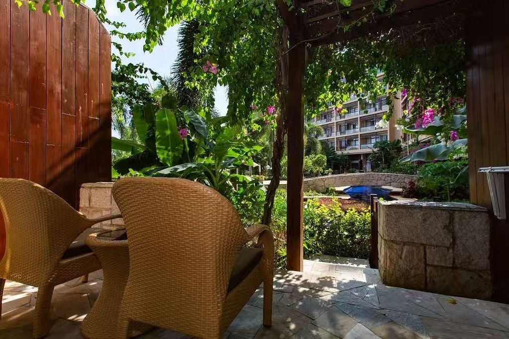 rooms-laguna-view-mini-suite-king-bed