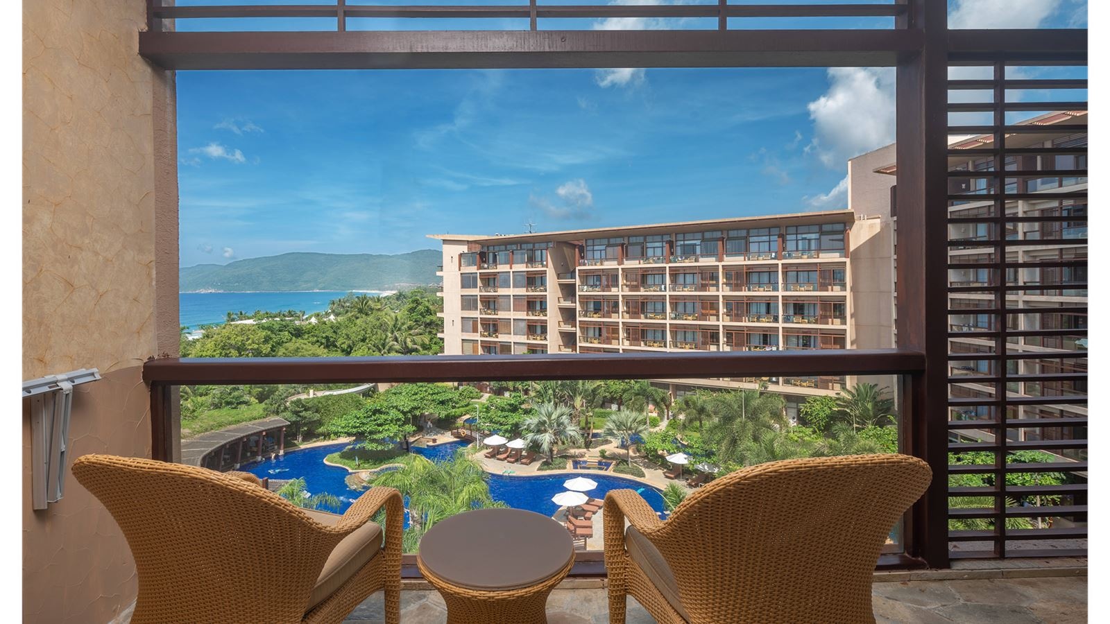 rooms-holiday-sea-view-suite-king