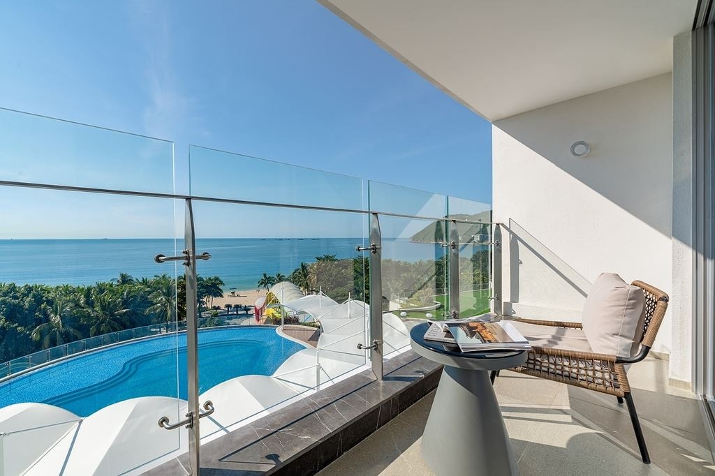 rooms-deluxe-ocean-view-room-king-bed