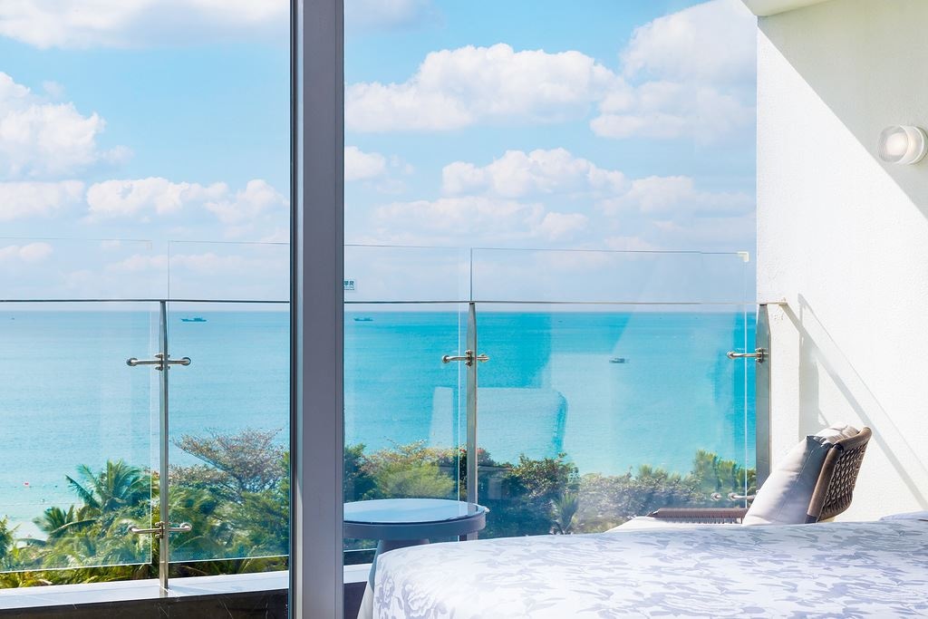rooms-deluxe-ocean-family-room-king-bed