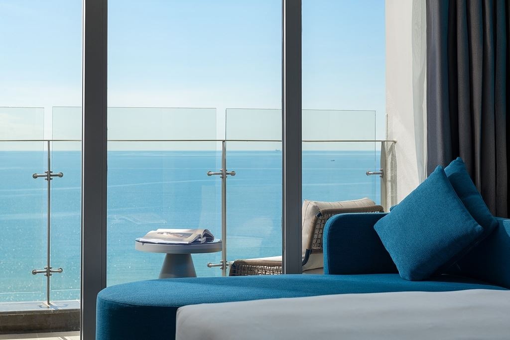 rooms-180-degree-luxurious-sea-view-room-180
