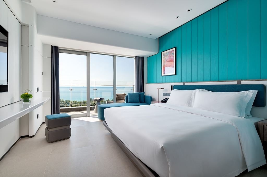 rooms-honourable-full-ocean-view-room-king-bed