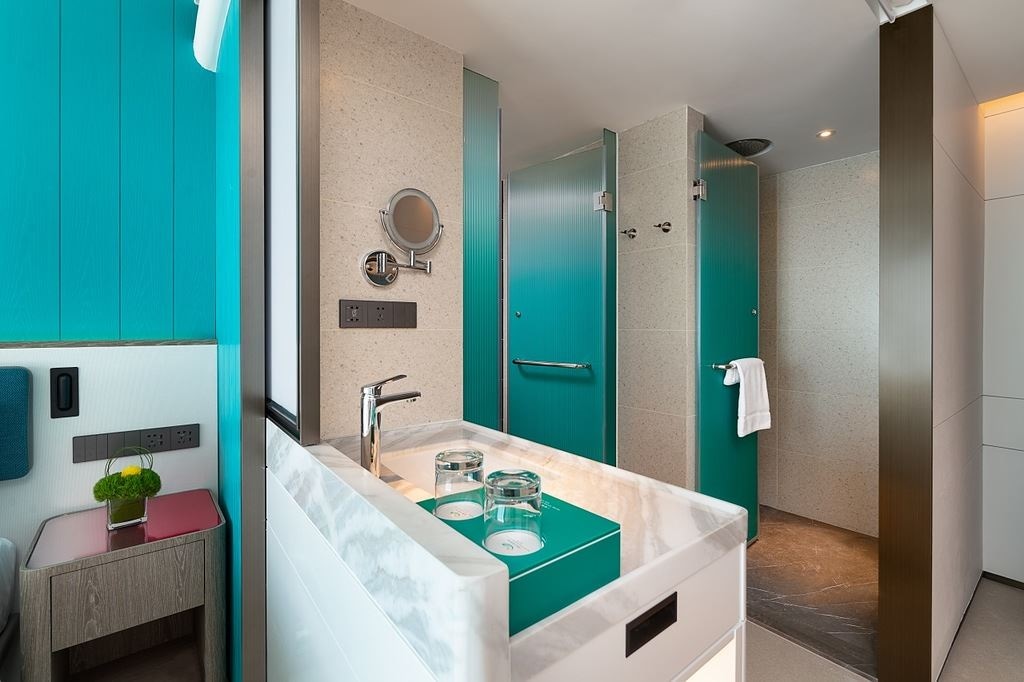 rooms-honourable-full-ocean-view-room-king-bed