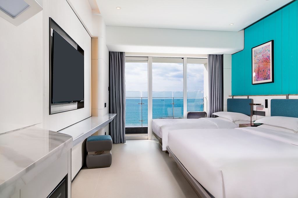 rooms-honourable-full-ocean-family-room-king-bed