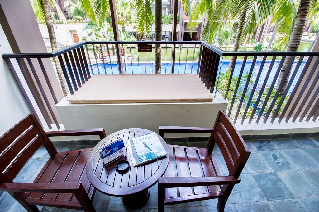 rooms-deluxe-pool-view-room
