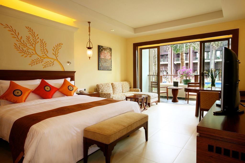 rooms-deluxe-pool-view-room