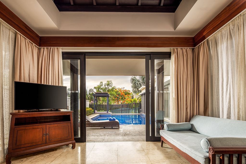 rooms-deluxe-pool-view-room