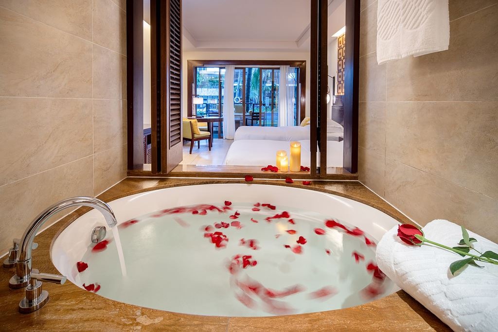 rooms-deluxe-pool-view-room