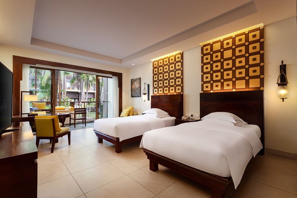 rooms-deluxe-pool-view-room
