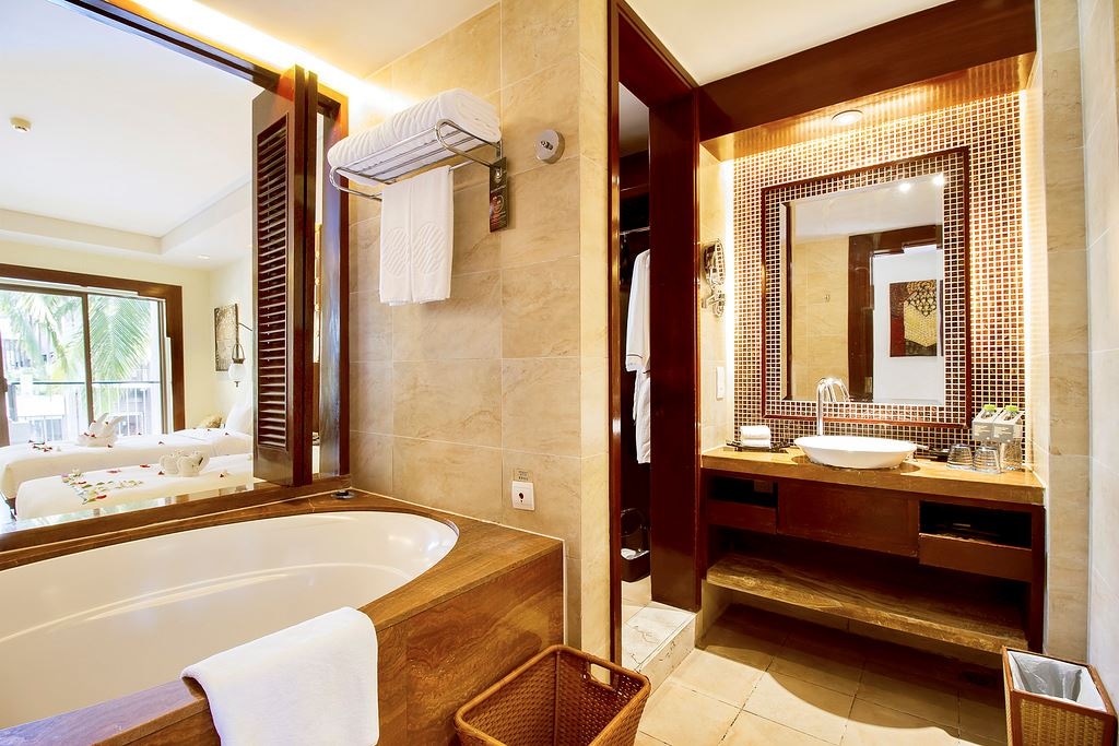 rooms-deluxe-pool-view-room