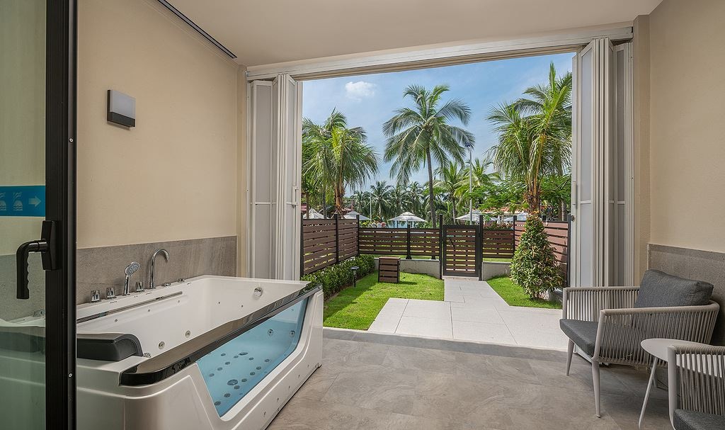 rooms-pool-side-garden-parentchild-courtyard-house