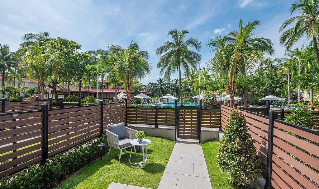 rooms-pool-side-garden-parentchild-courtyard-house