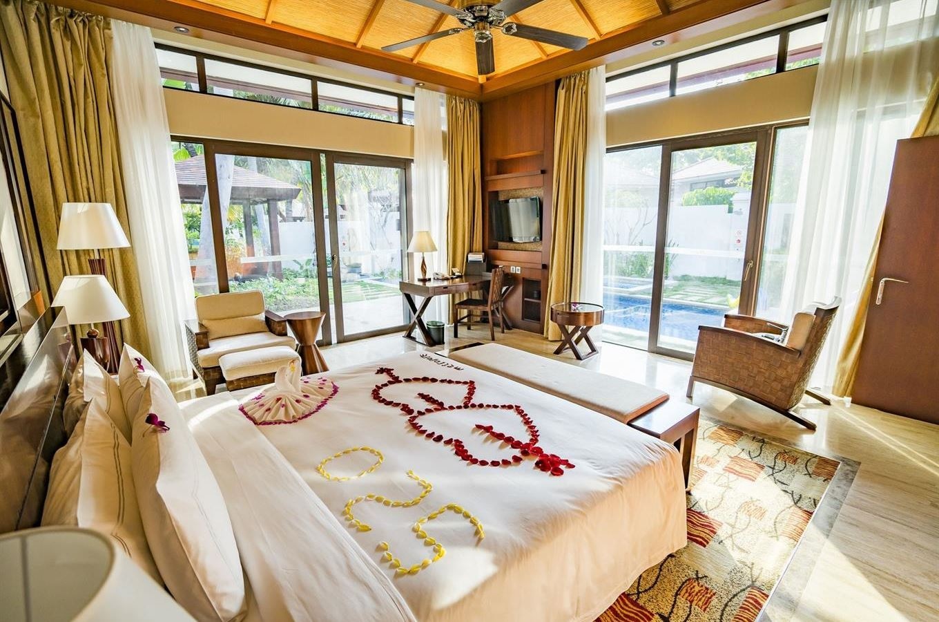 rooms-1bedroom-valentine-pool-villa