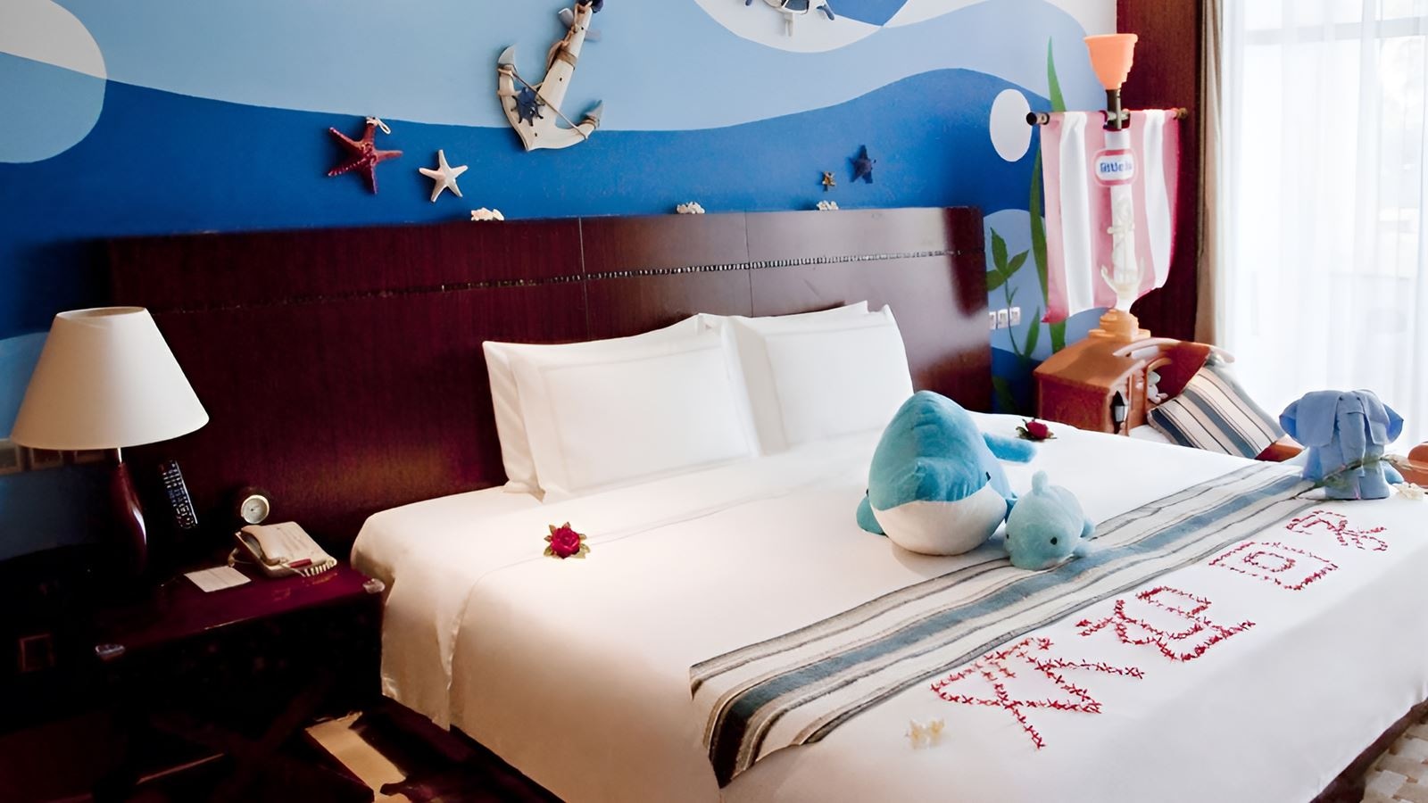 rooms-deluxe-family-room-with-childrens-pool