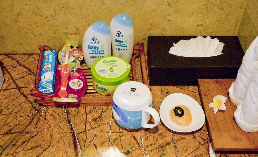 rooms-deluxe-family-room-with-childrens-pool